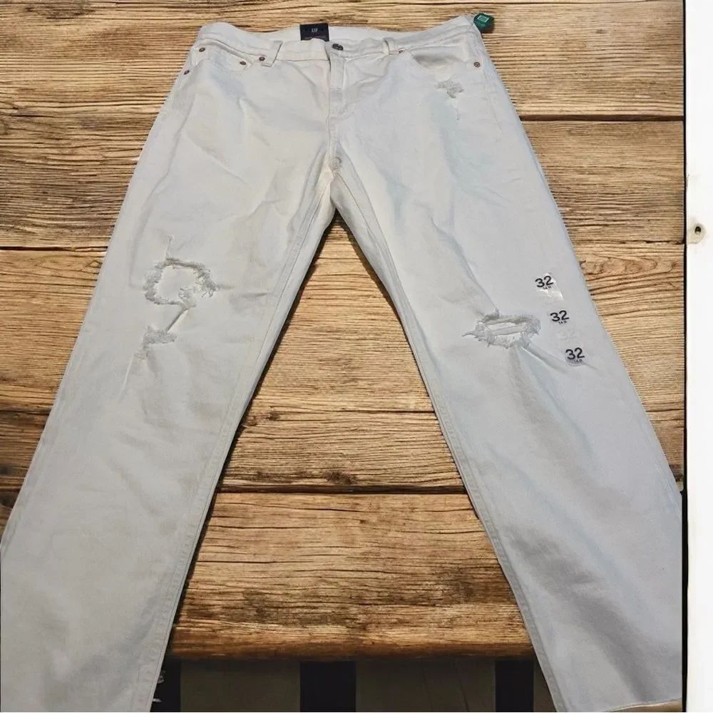 Gap women’s jeans. Size 32. Creamy white color.
